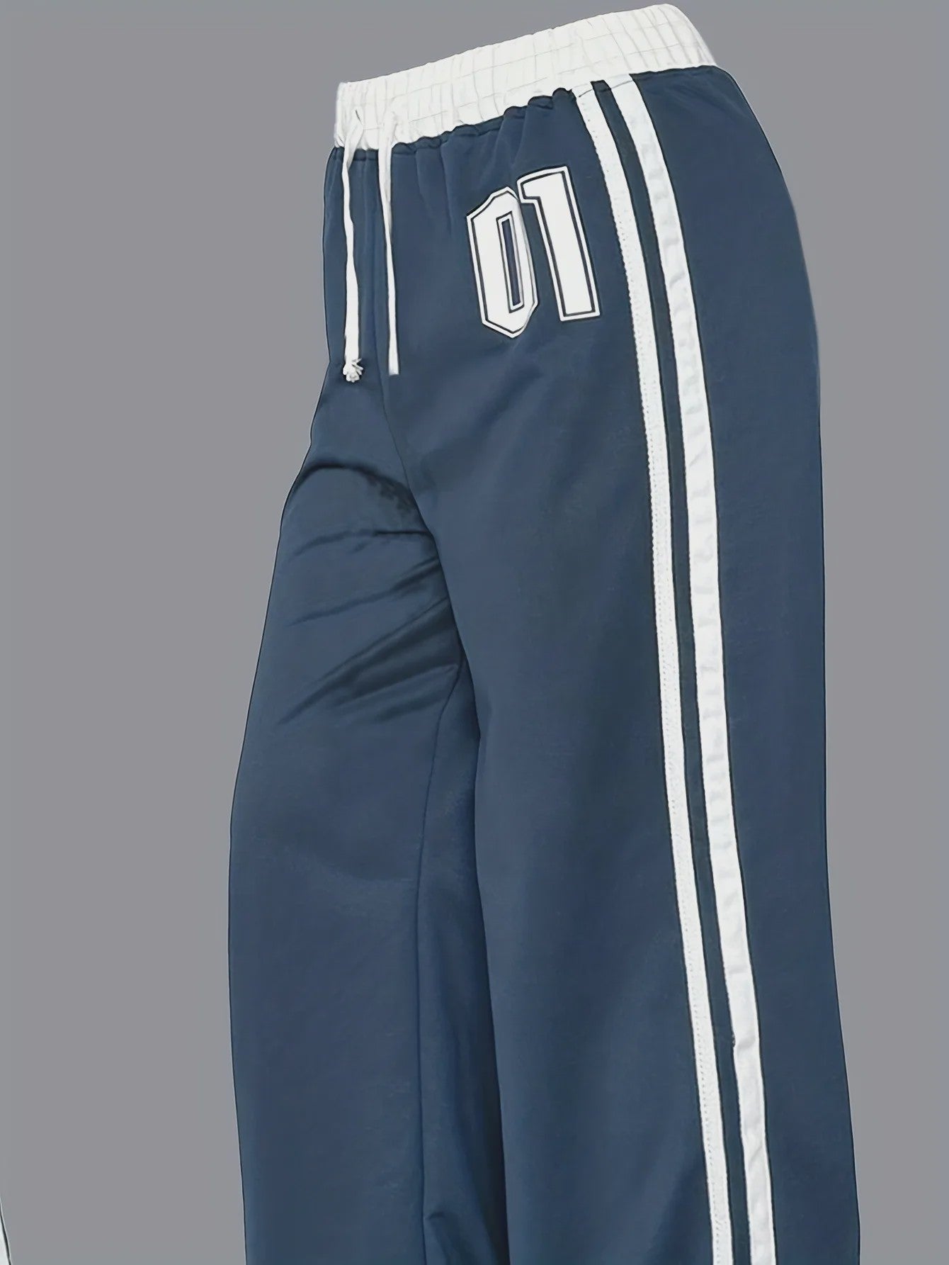 Meisjes Sportbroek met Wijde Pijpen, Trekkoord en '01' Print - Trendy Casual