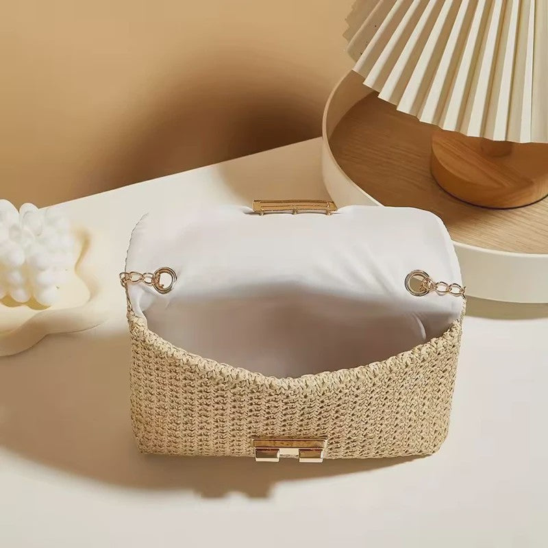 Stijlvolle Strooien Crossbody Tas met Gouden Kettingband - Perfect voor Dag en Avond