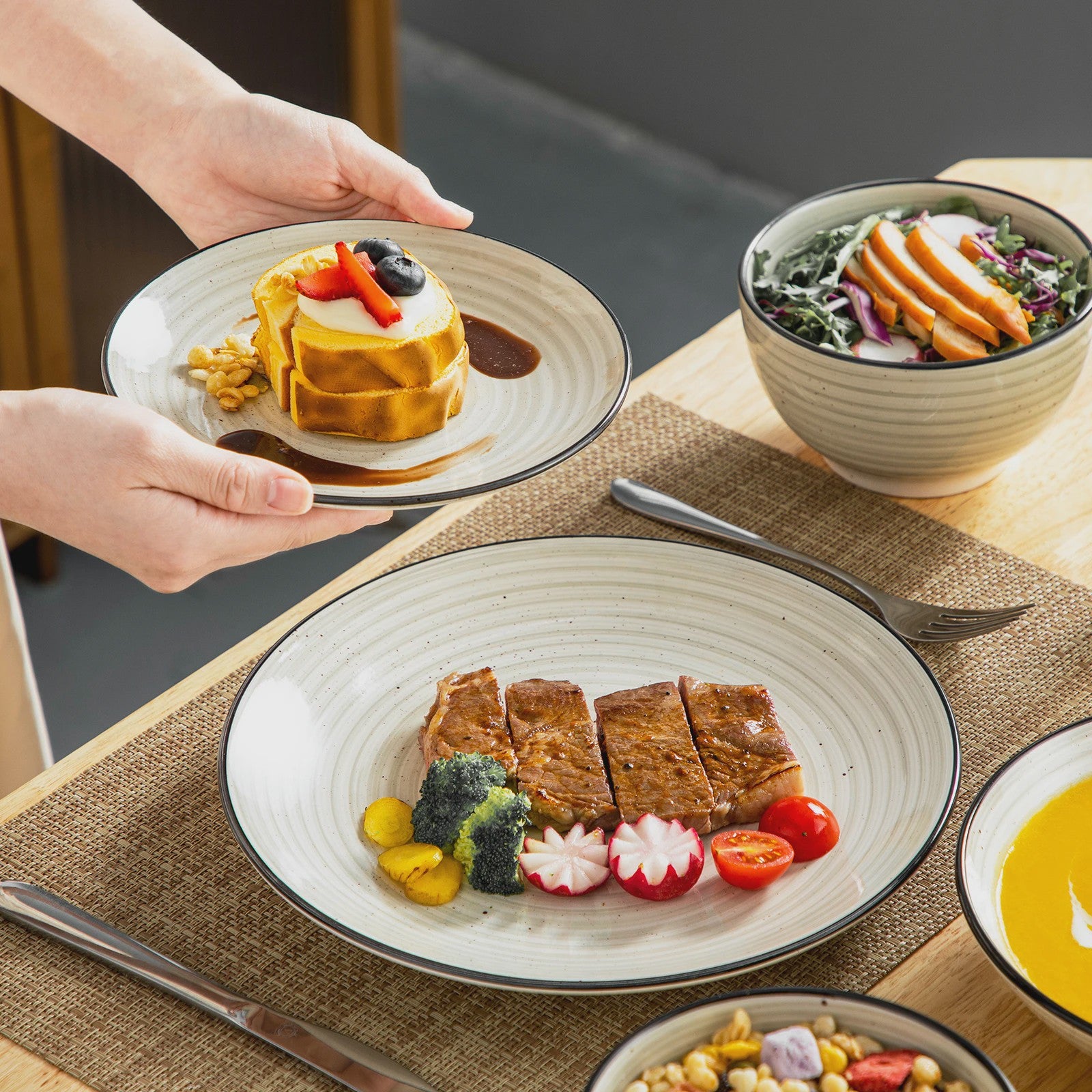 vancasso BONBON 24-delig servies set beige voor 6 personen - Handgeschilderd spiraalpatroon, magnetron- en vaatwasserbestendig