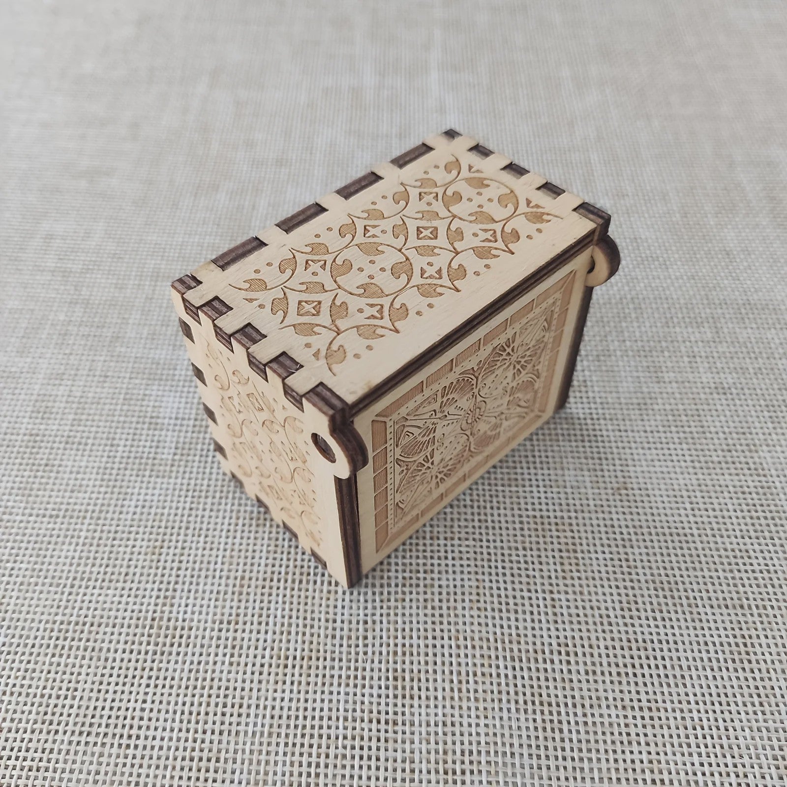 Houten Muziekdoos met Antiek Carved Design - Hand Cranked Melodie voor Cadeau & Decoratie