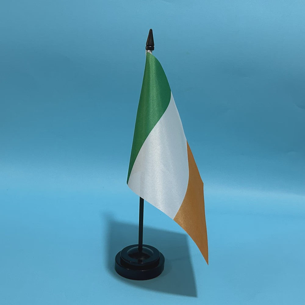 Ierse Bureauvlag 14x21cm - Polyester Vlag van Ierland voor Bureau Decoratie