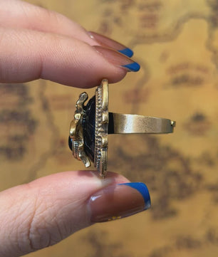Vintage Goudkleurige Ring met Bij en Zwarte Steen - Romantisch Juweel