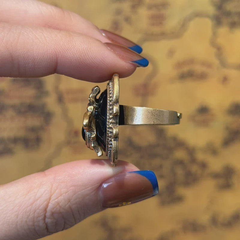 Vintage Goudkleurige Ring met Bij en Zwarte Steen - Romantisch Juweel