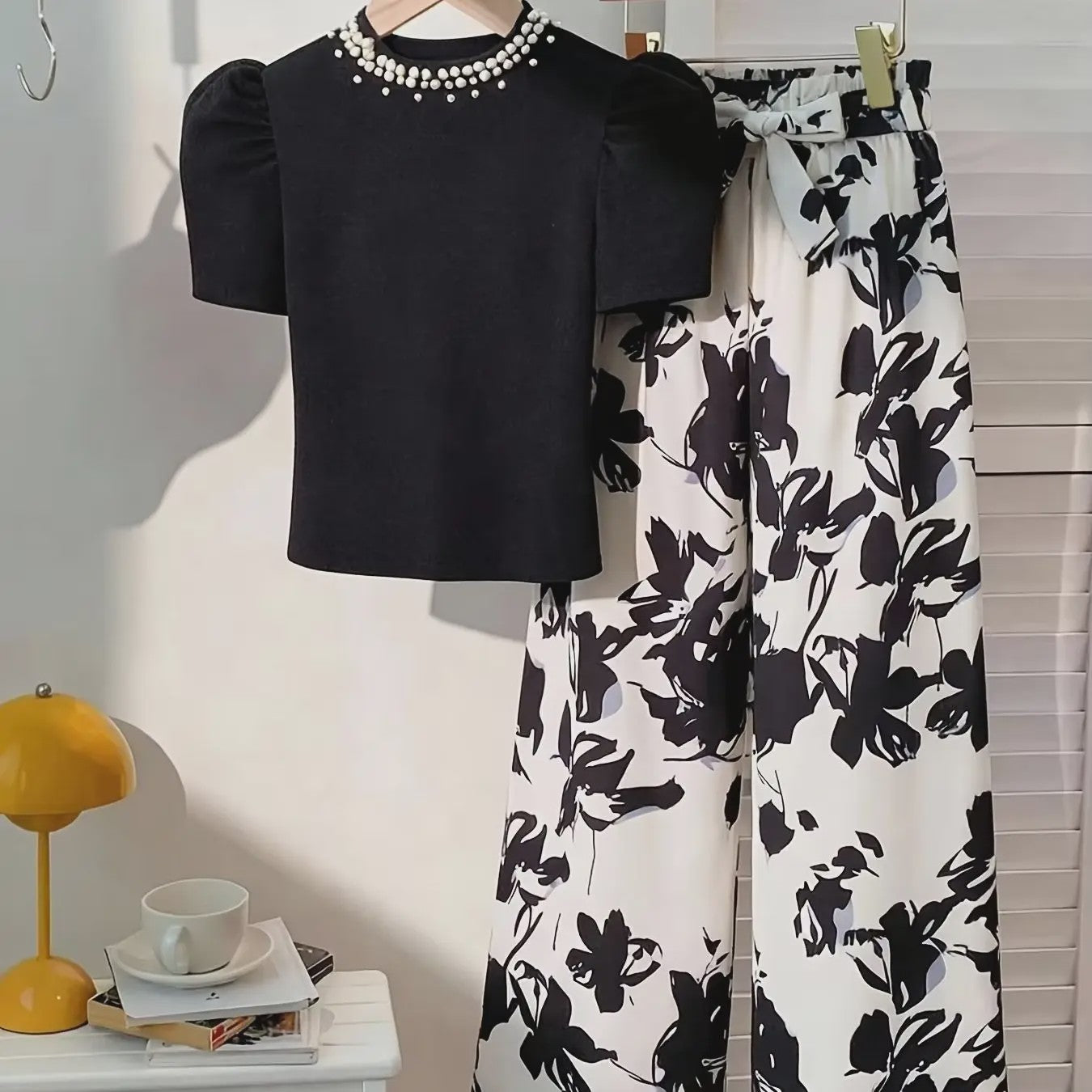 Zomerse Outfit Set Meisjes: Zwart T-shirt met Pareldecoratie & Bloemige Wijde Broek - 2-delig Pak voor Kinderen & Tieners (5-13 jaar)
