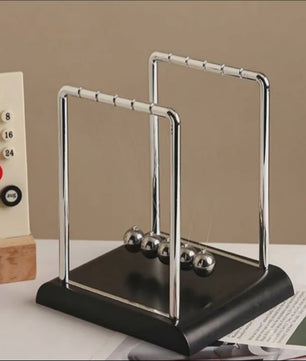 Newton's Cradle: Wetenschappelijk Pendel Speelgoed voor Bureau & Stressverlichting