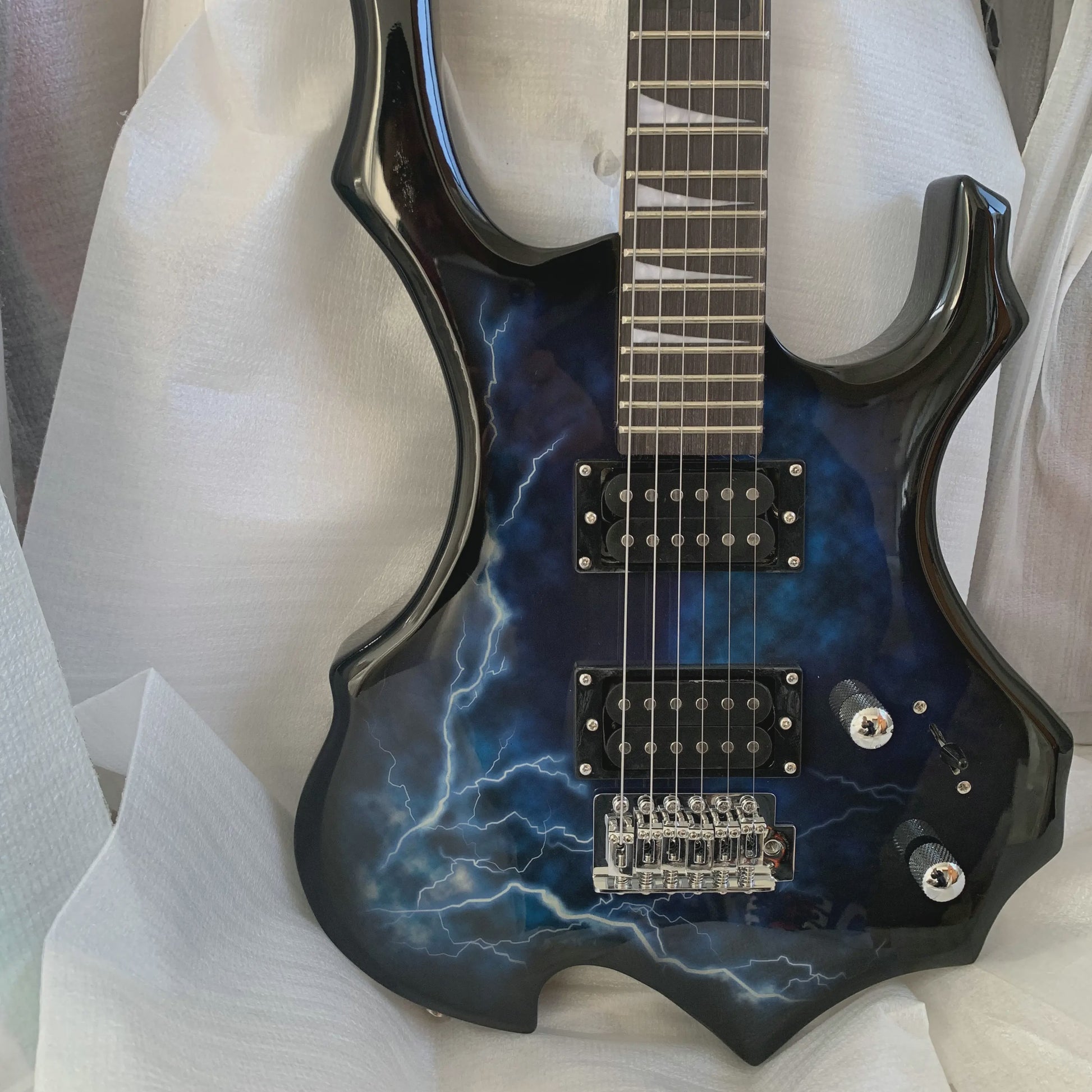 Elektrische Gitaar met Bliksemprint - Eye-Catcher voor Rockmuzikanten, Inclusief Pro Setup