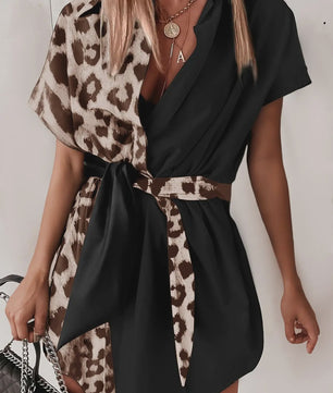 Dames Jurk met Leopard Print en Asymmetrische Kraag - Contrast Design