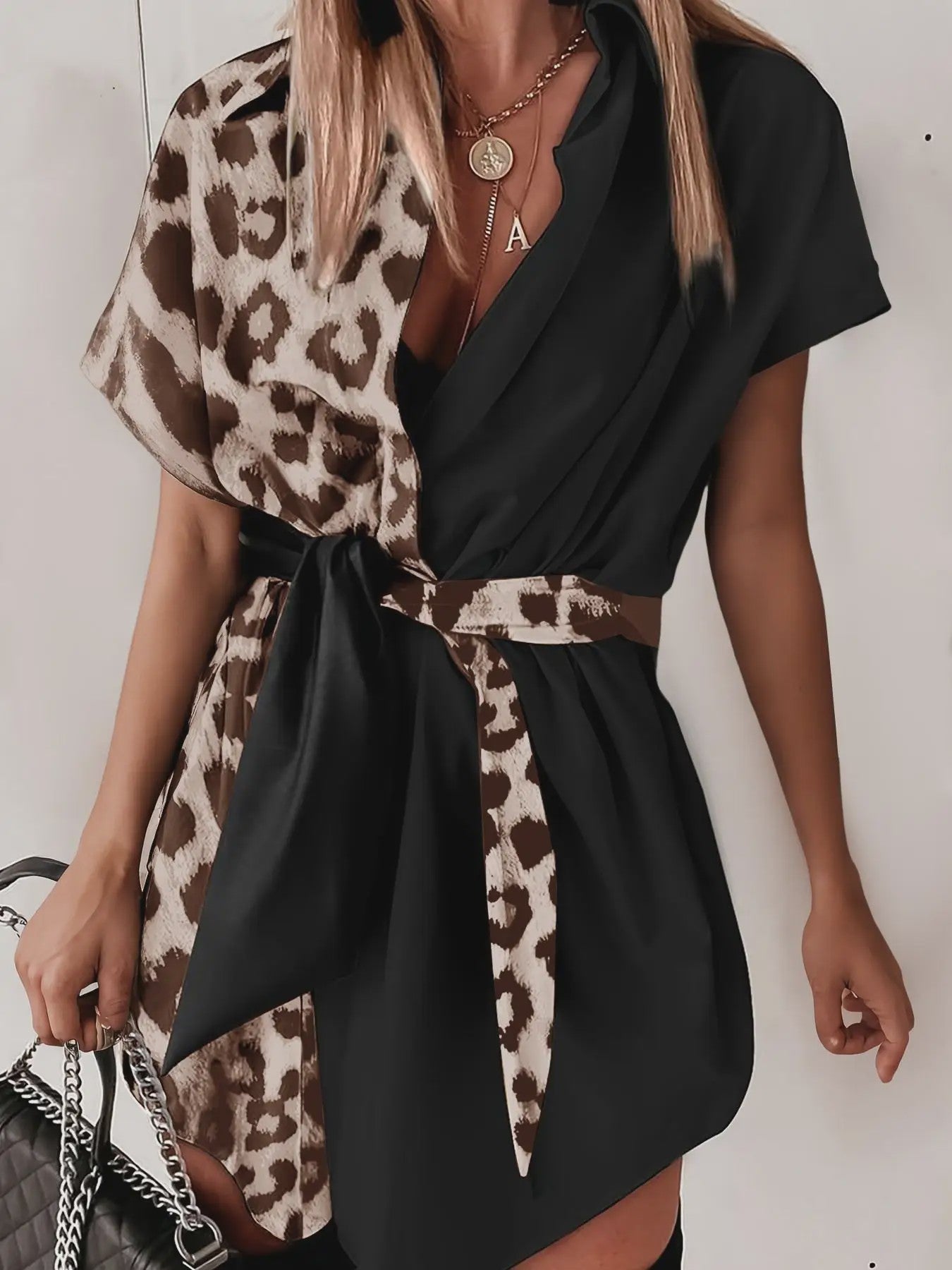 Dames Jurk met Leopard Print en Asymmetrische Kraag - Contrast Design