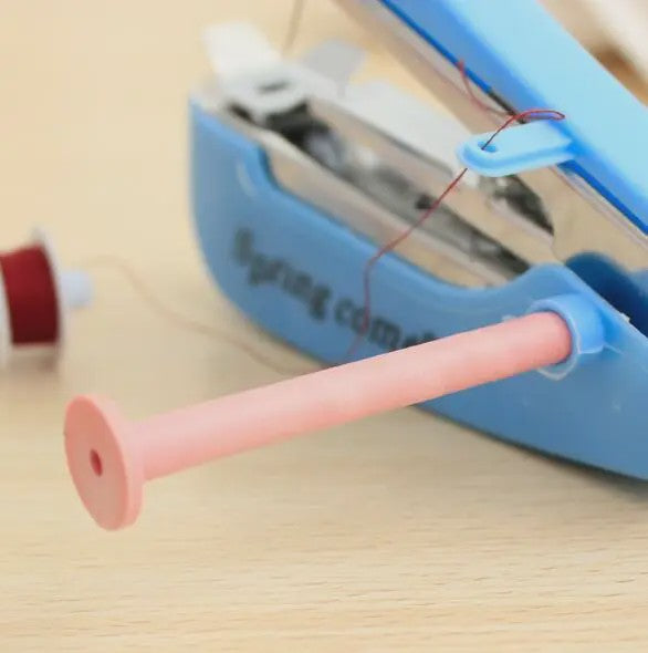 Handige Draagbare Mini Naaimachine voor Snelle Kledingreparaties en Naaiwerk