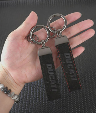 Luxe Suede Sleutelhangerhouder met Ducati Logo - Perfect Cadeau