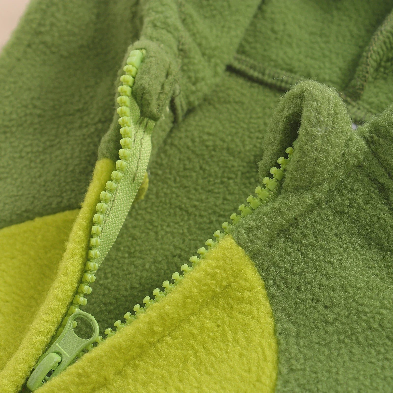 Schattige Avocado Romper met Capuchon en Gestreepte Sokken - Baby Halloween Outfit