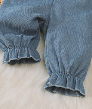 Schattige Baby Outfit: Witte Lange Mouwen Top met Blauwe Overalls en Strik