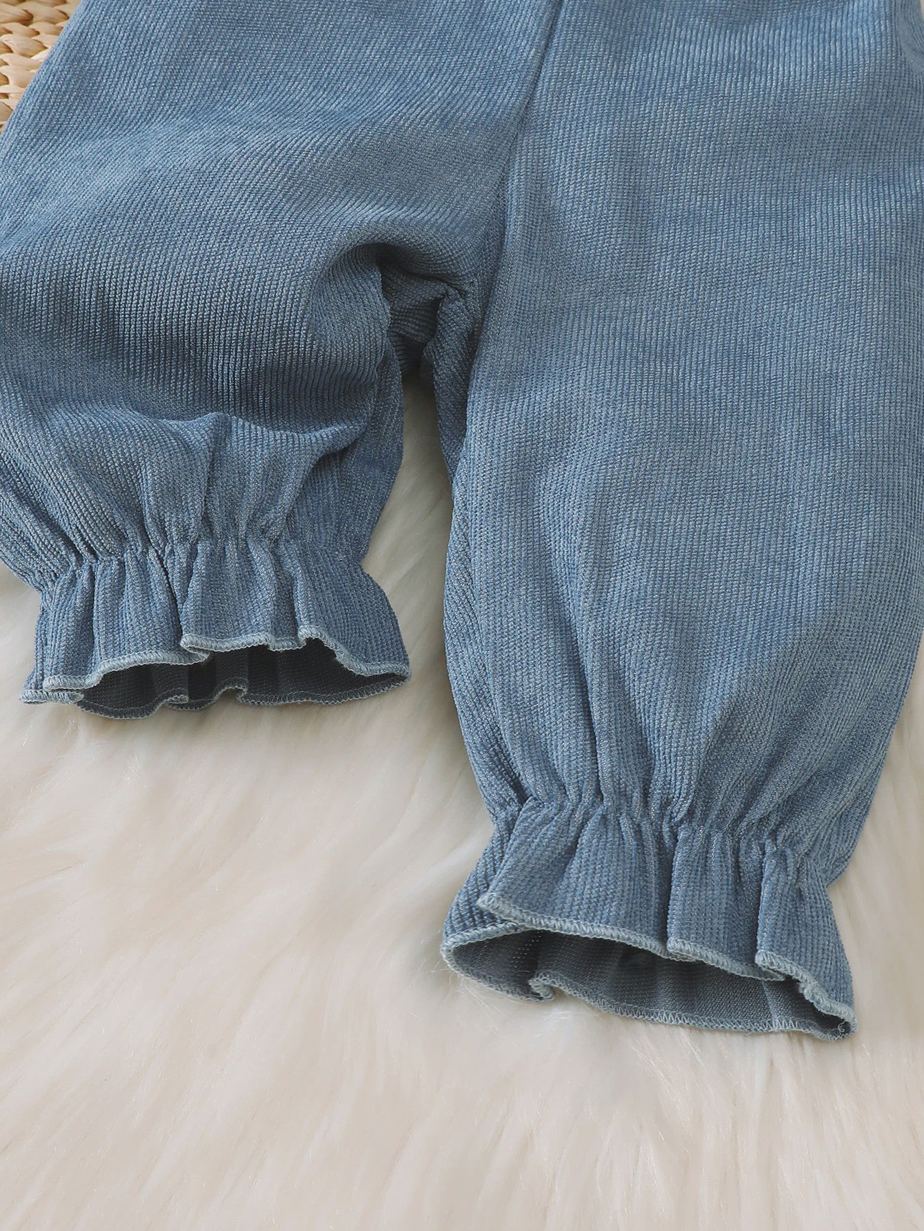 Schattige Baby Outfit: Witte Lange Mouwen Top met Blauwe Overalls en Strik