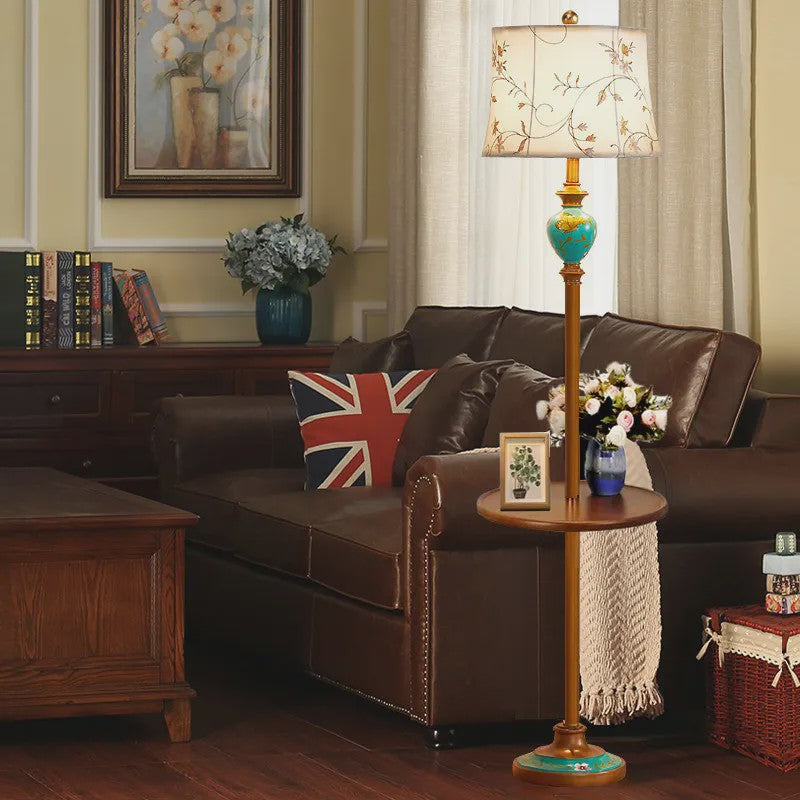 Luxe Retro Vloerlamp met Stoffen Kap en Handig Bijzettafeltje