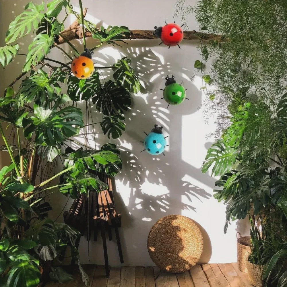 Metalen Lieveheersbeestje Muurdecoratie - Charmante Decoratie voor Binnen & Buiten