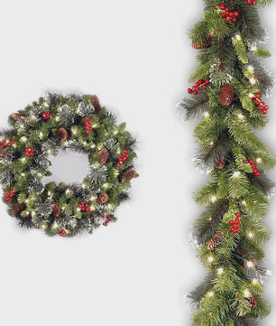 Luxe Kerstkrans met LED Verlichting, Pijnbomen en Rode Bessen - 40cm