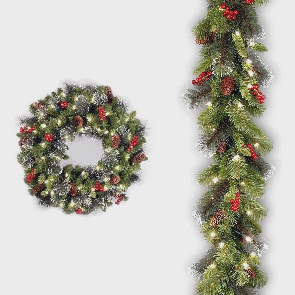 Luxe Kerstkrans met LED Verlichting, Pijnbomen en Rode Bessen - 40cm