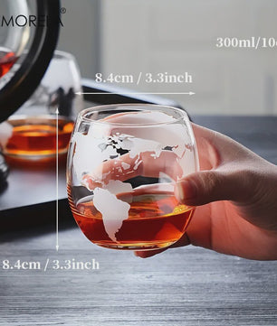 Luxe Whiskey Decanter Set in Wereldbol Design met Houten Standaard en 2 Glazen - 900ml