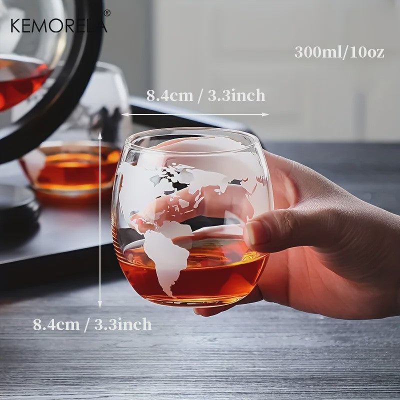 Luxe Whiskey Decanter Set in Wereldbol Design met Houten Standaard en 2 Glazen - 900ml