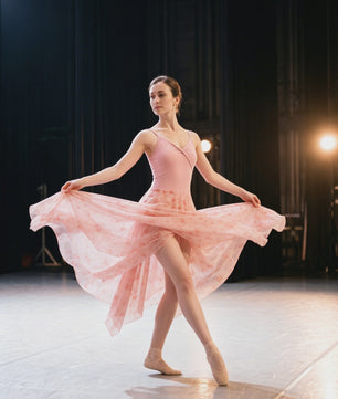 Lyrical Danskostuum Dames - Luchtig Mesh Jurk met Asymmetrische Zoom & V-hals