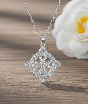Zilverkleurige Ketting met Zirconia en Keltisch Patroon - Elegant Dames Sieraad