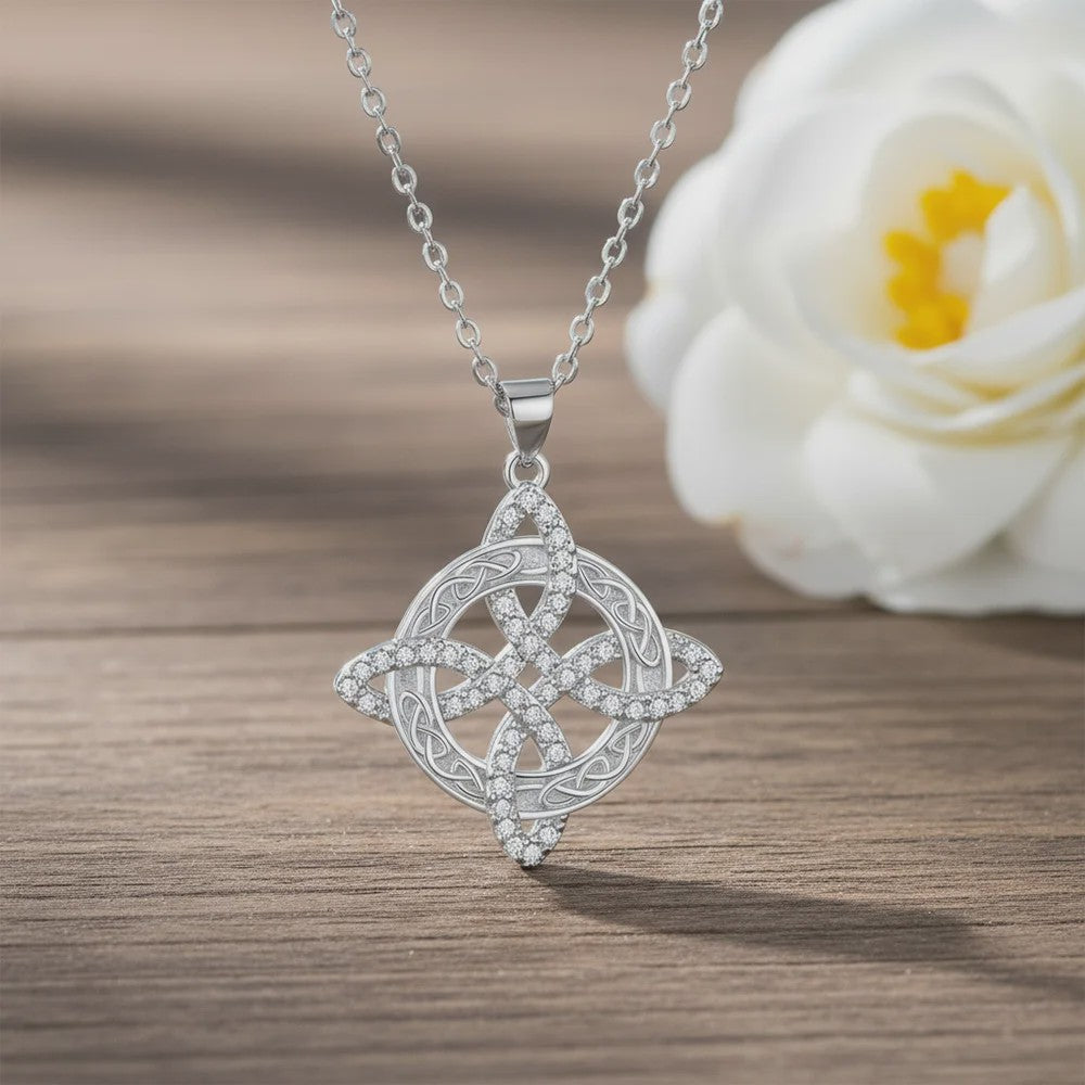 Zilverkleurige Ketting met Zirconia en Keltisch Patroon - Elegant Dames Sieraad