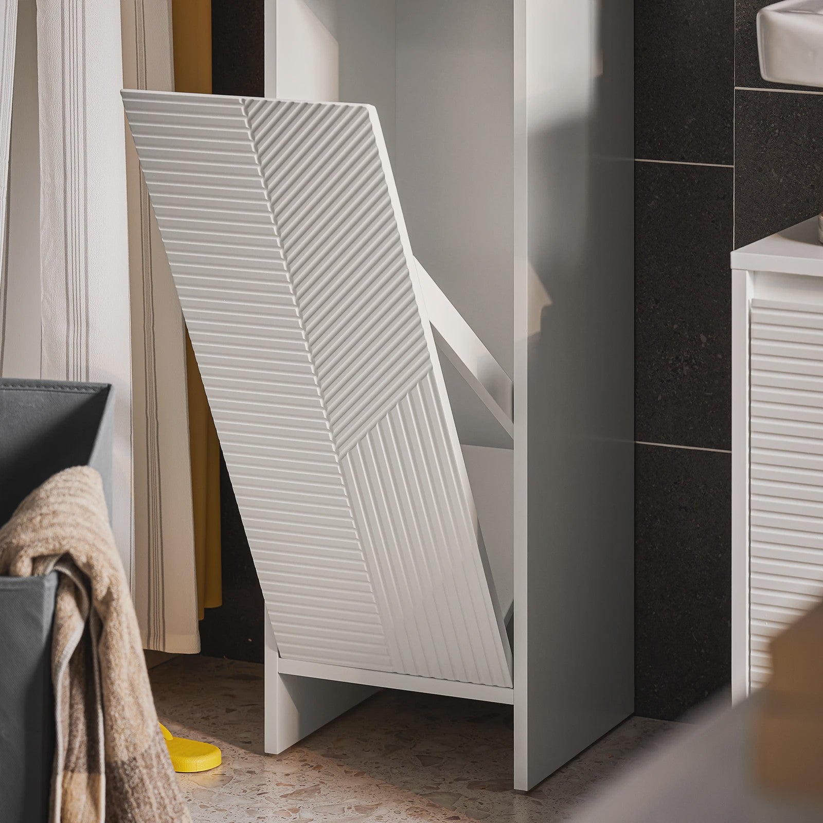 SoBuy Witte Wasgoedkast met Uitklapbare Waszak - Stijlvolle Badkamer Opberger