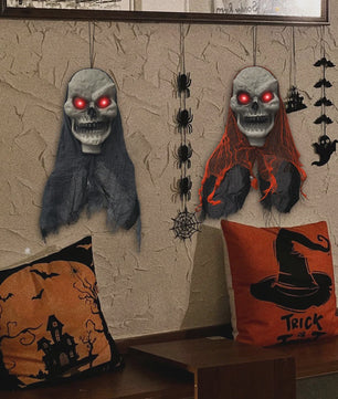 Set van 2 Angstaanjagende Halloween Hangende Schedels met LED Ogen