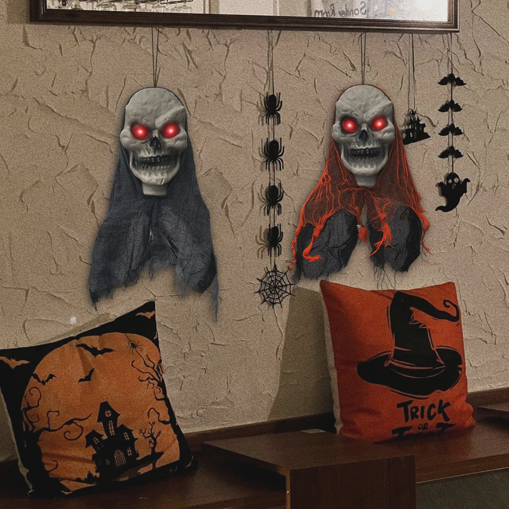 Set van 2 Angstaanjagende Halloween Hangende Schedels met LED Ogen