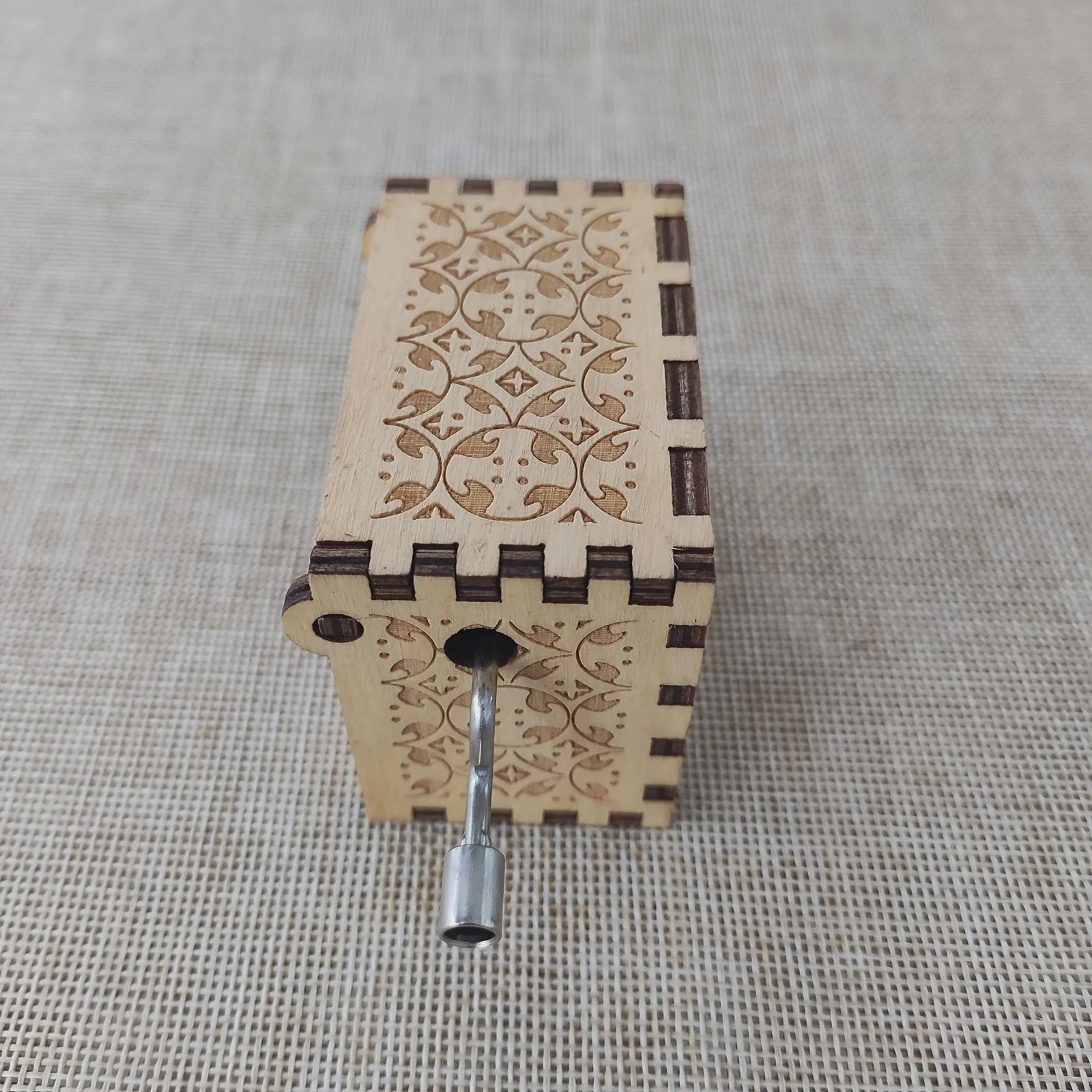 Houten Muziekdoos met Antiek Carved Design - Hand Cranked Melodie voor Cadeau & Decoratie