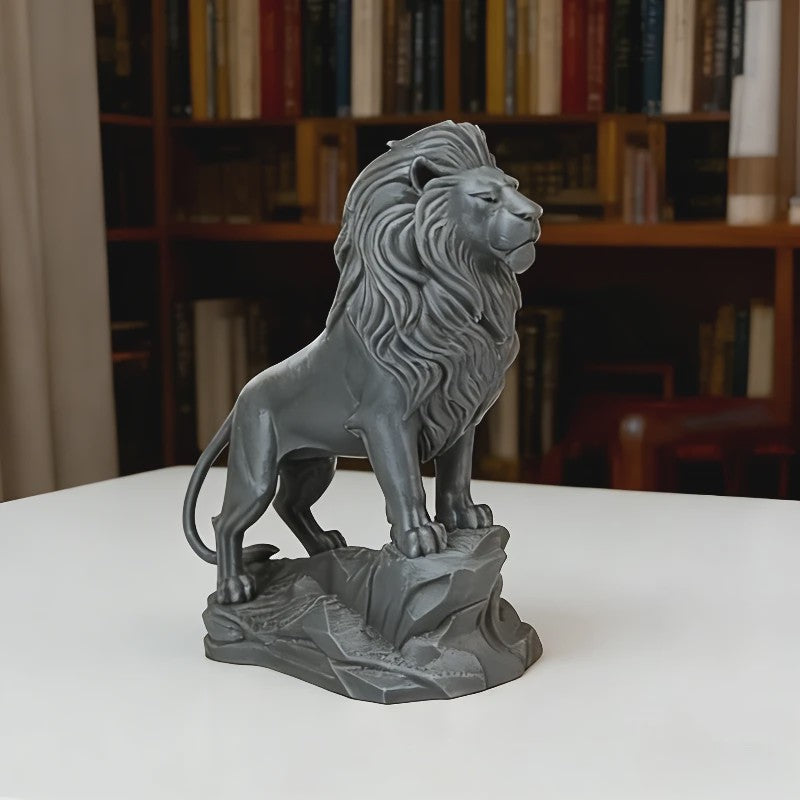 Luxe Leeuw Beeldje - Goud/Zilver Afwerking - Symbool van Moed & Loyaliteit - Decoratie voor Bureau & Kantoor