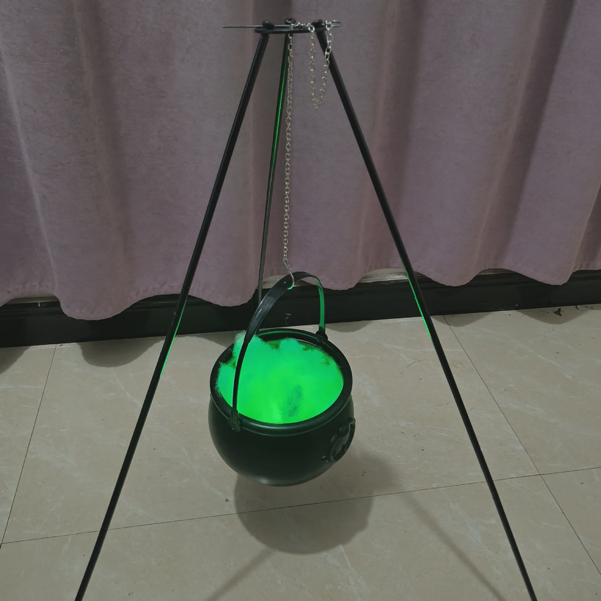 Zwarte Heksenketel met Schedels op Driepoot - Halloween Decoratie