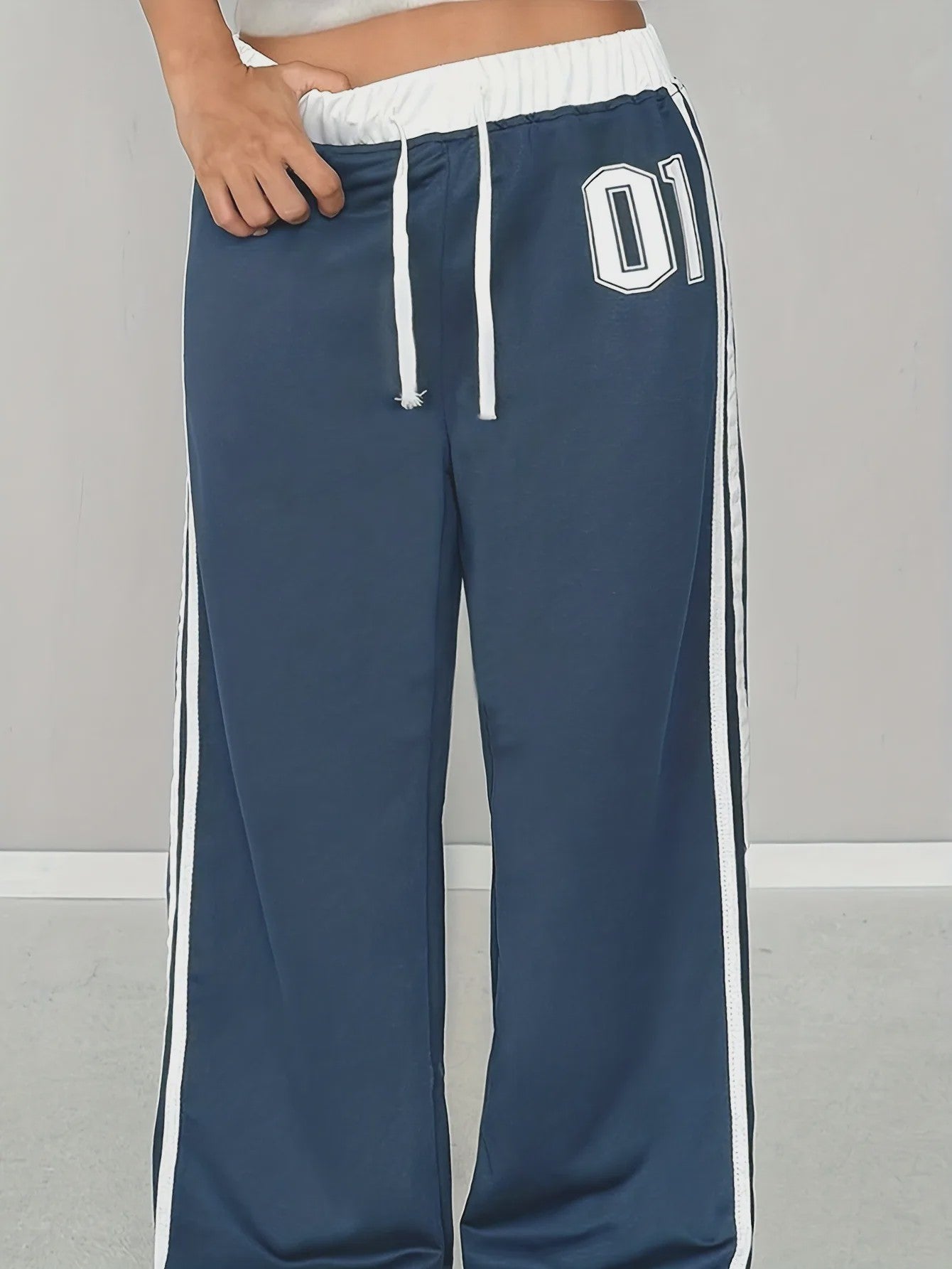 Meisjes Sportbroek met Wijde Pijpen, Trekkoord en '01' Print - Trendy Casual