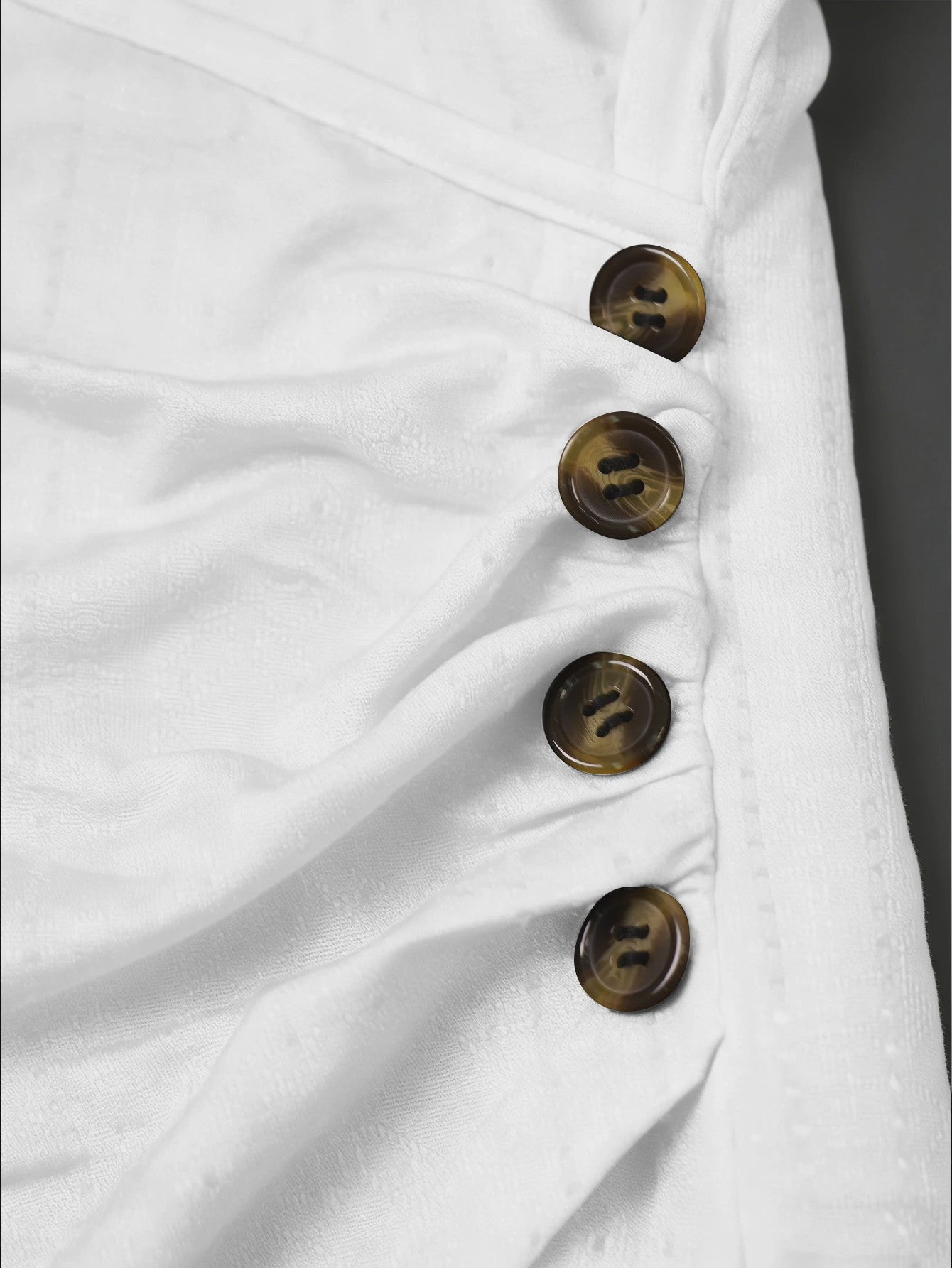 Dameswikkel T-shirt met korte mouwen en knoopdetails