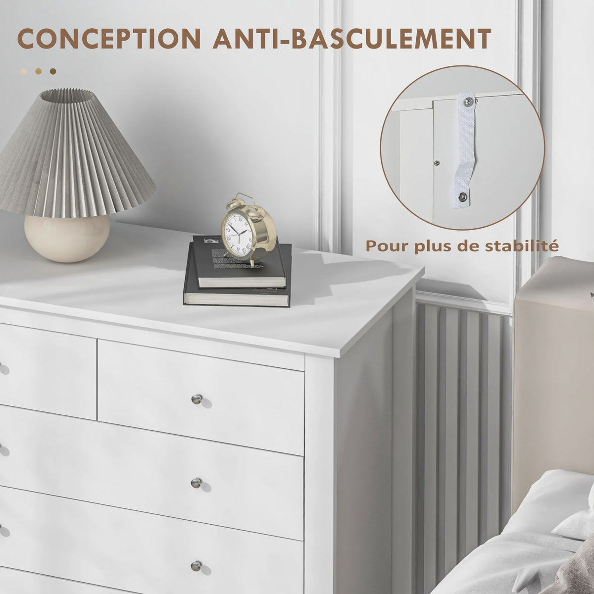 Stijlvolle Witte 5-Laden Commode met Handgrepen en Anti-Tip Beveiliging - Ideaal voor de Slaapkamer