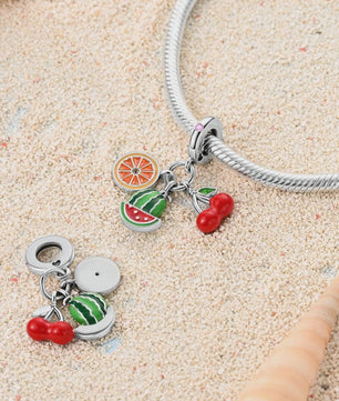 Zilverkleurige Fruit Bedels: Aardbei & Kers - Perfect voor DIY Armbanden