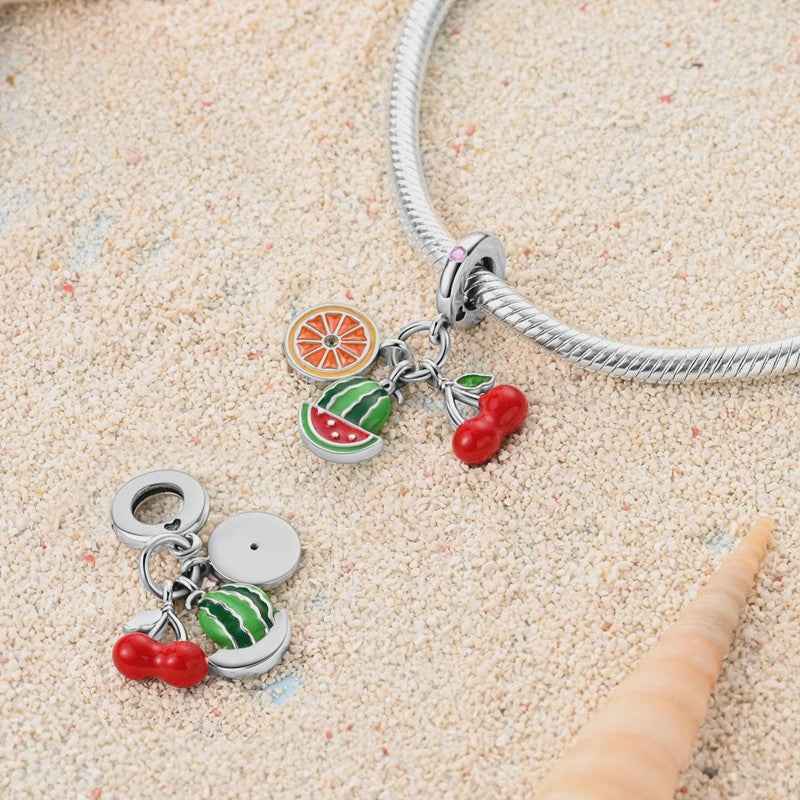 Zilverkleurige Fruit Bedels: Aardbei & Kers - Perfect voor DIY Armbanden