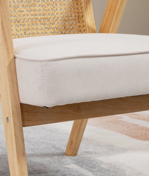 Stijlvolle Lounge Chair met Rotan Rugleuning en Houten Armleuningen - Beige