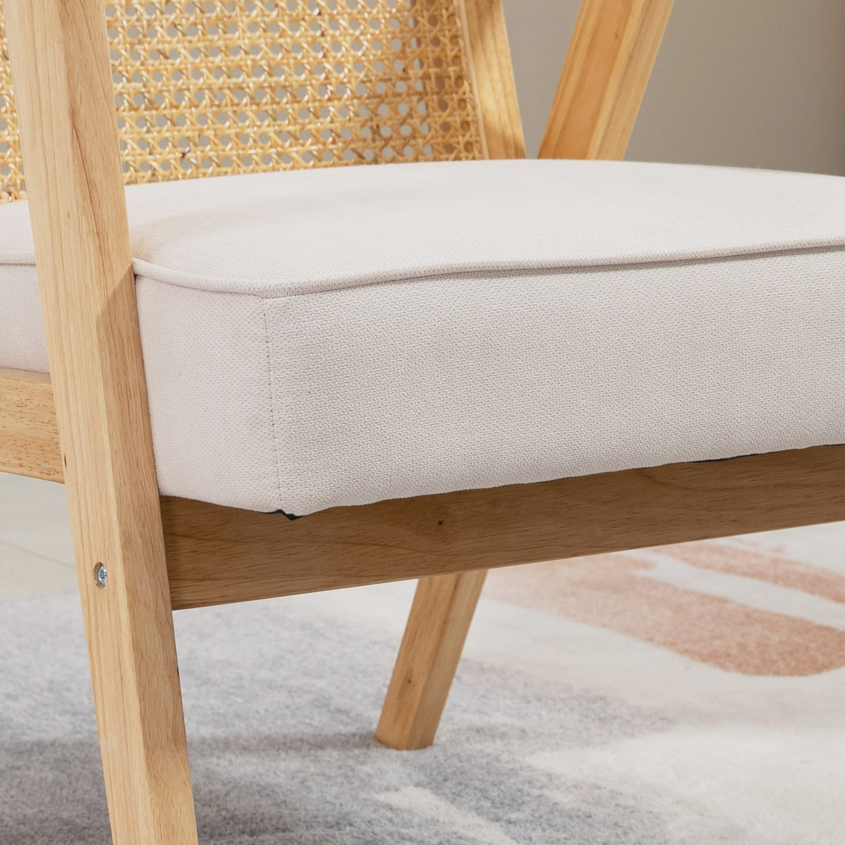 Stijlvolle Lounge Chair met Rotan Rugleuning en Houten Armleuningen - Beige