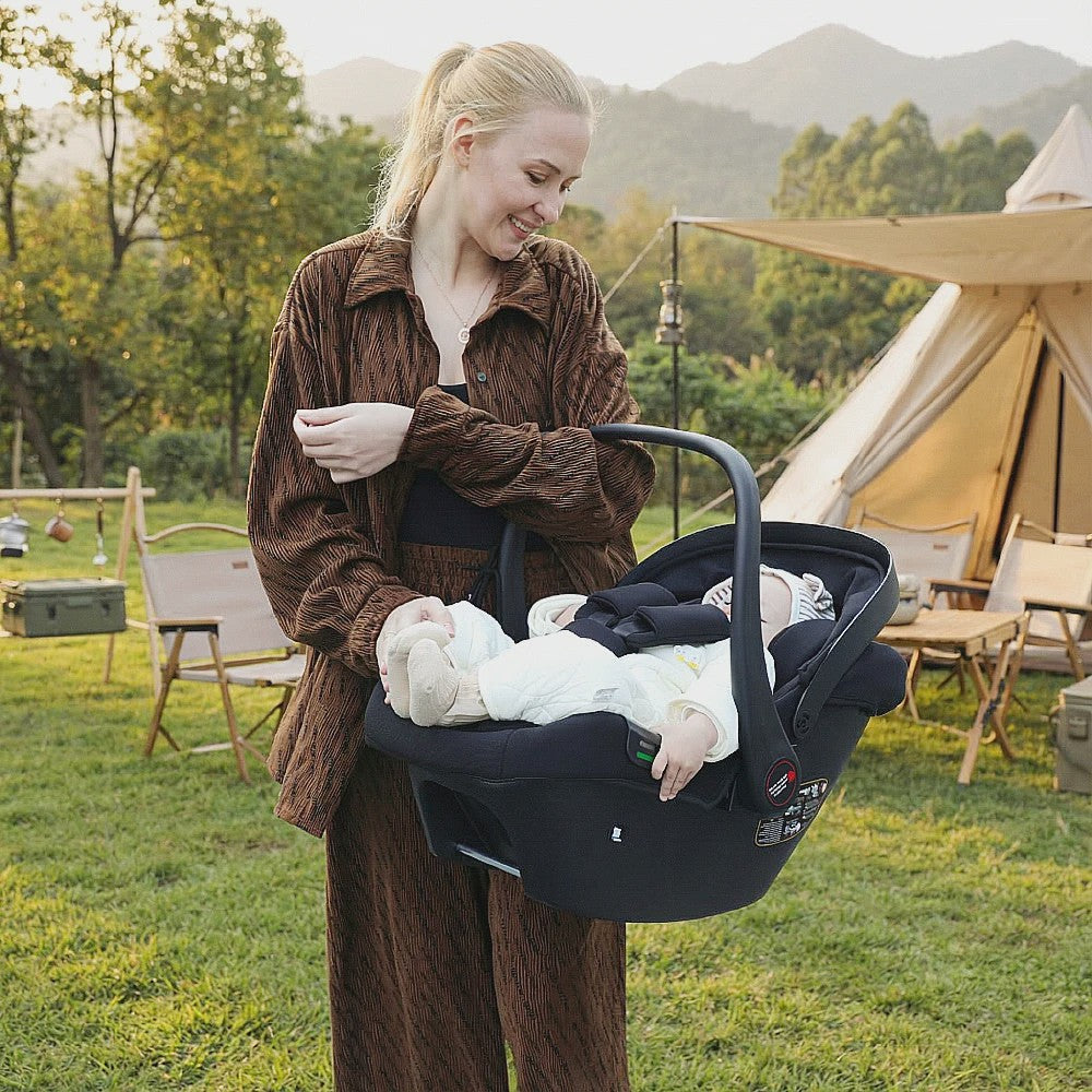 Babyvoyage Zwarte I-Size Babyautostoel met Isofix Basis, UPF45+ Zonbescherming en Ademend Mesh