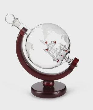 Luxe Whiskey Decanter Set in Wereldbol Design met Houten Standaard en 2 Glazen - 900ml