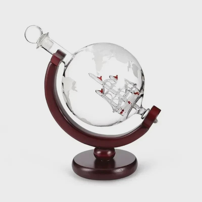 Luxe Whiskey Decanter Set in Wereldbol Design met Houten Standaard en 2 Glazen - 900ml