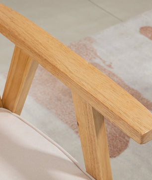 Stijlvolle Lounge Chair met Rotan Rugleuning en Houten Armleuningen - Beige