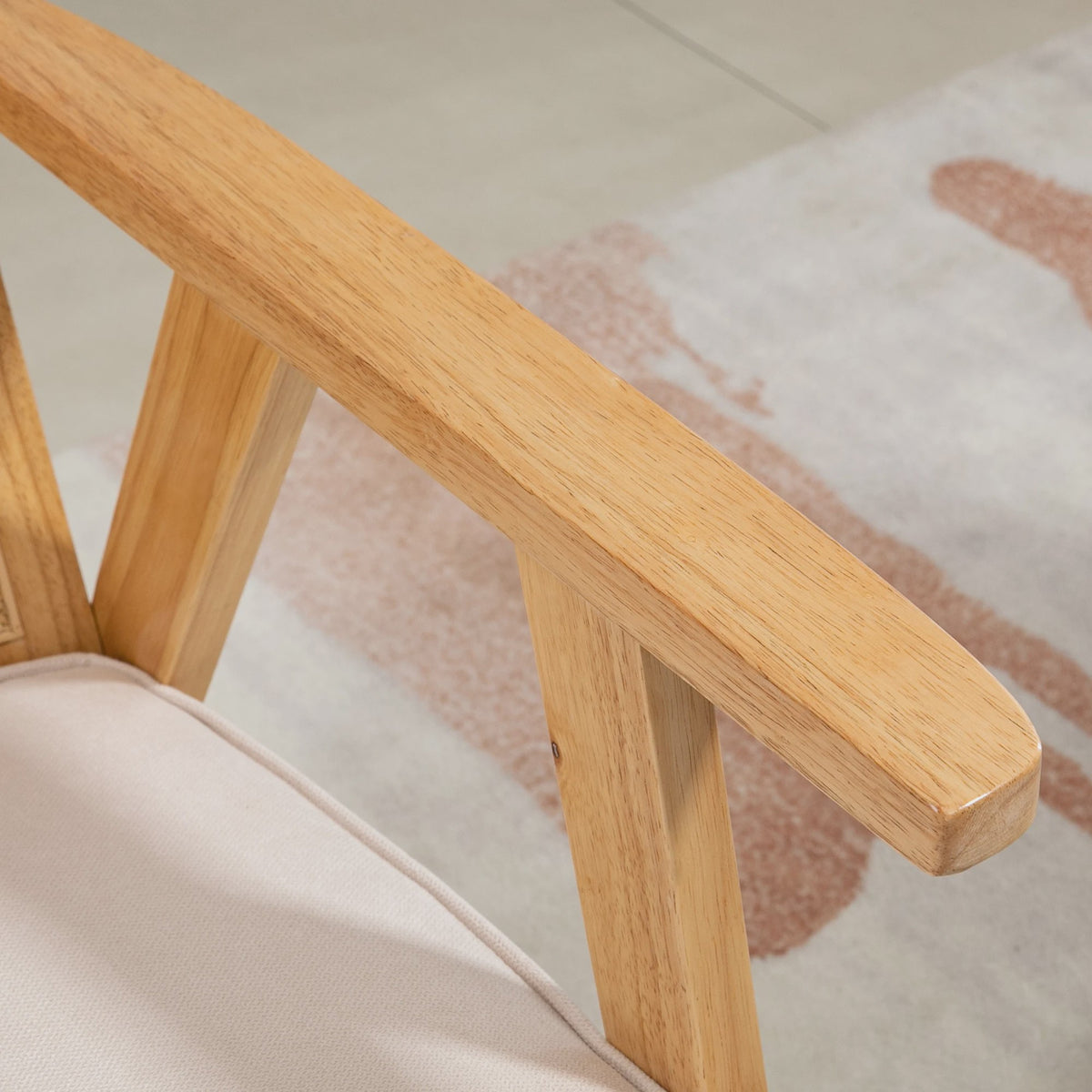 Stijlvolle Lounge Chair met Rotan Rugleuning en Houten Armleuningen - Beige