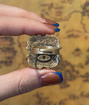 Vintage Goudkleurige Ring met Bij en Zwarte Steen - Romantisch Juweel
