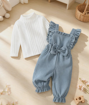 Schattige Baby Outfit: Witte Lange Mouwen Top met Blauwe Overalls en Strik