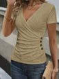 Dameswikkel T-shirt met korte mouwen en knoopdetails