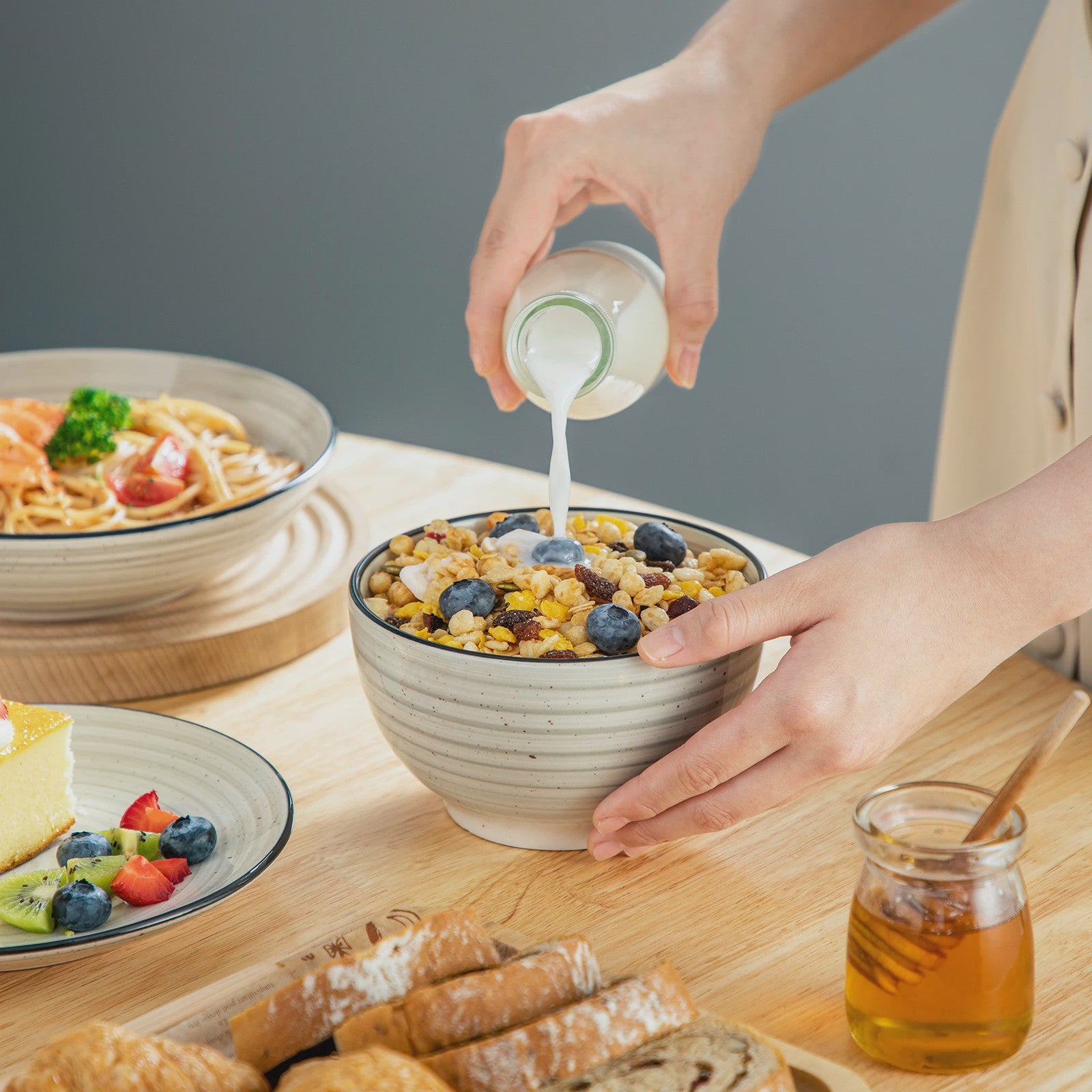 vancasso BONBON 24-delig servies set beige voor 6 personen - Handgeschilderd spiraalpatroon, magnetron- en vaatwasserbestendig