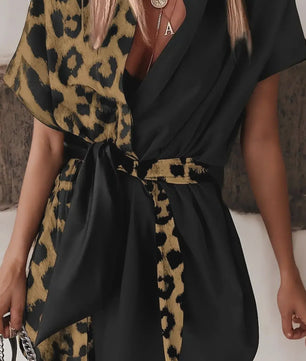 Dames Jurk met Leopard Print en Asymmetrische Kraag - Contrast Design