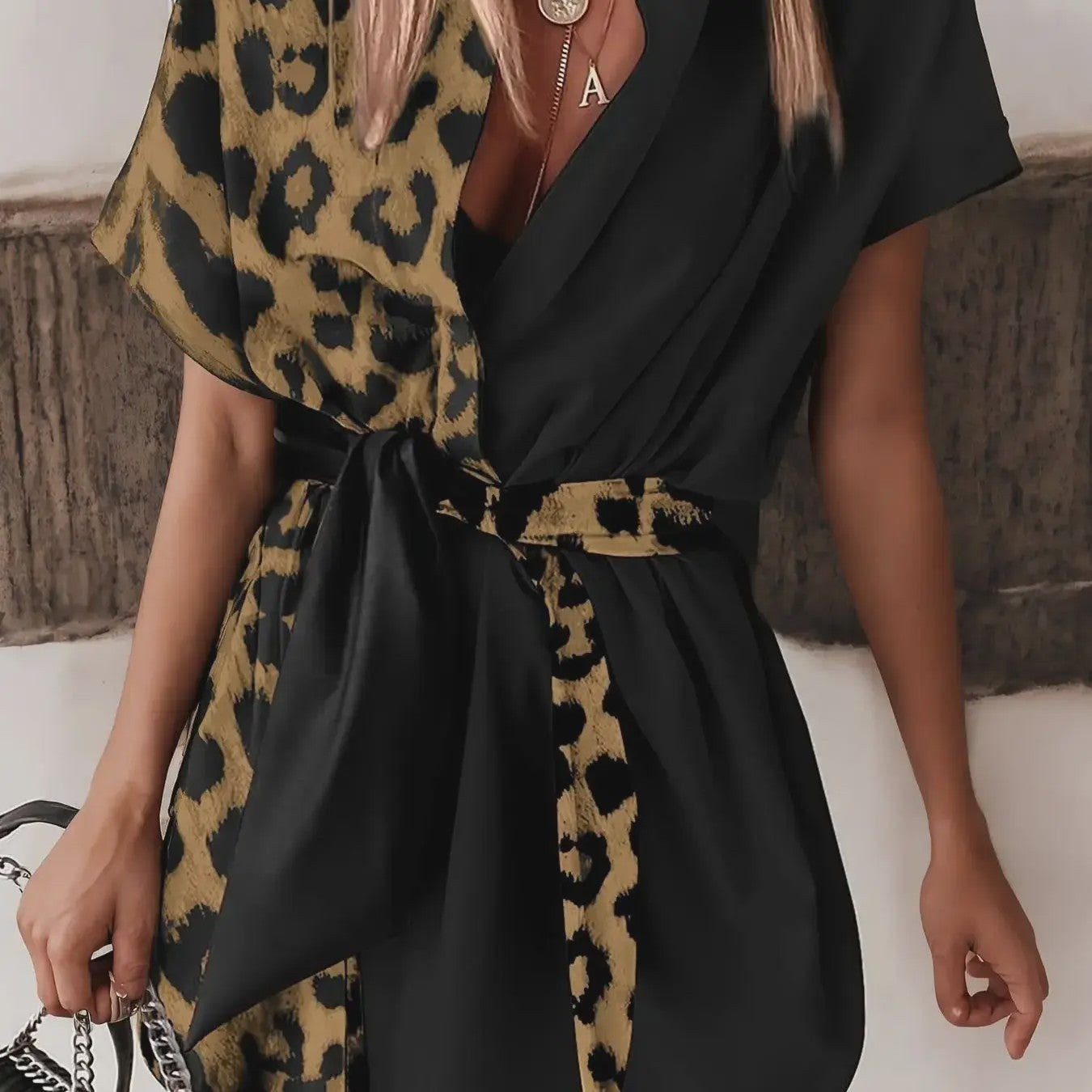 Dames Jurk met Leopard Print en Asymmetrische Kraag - Contrast Design